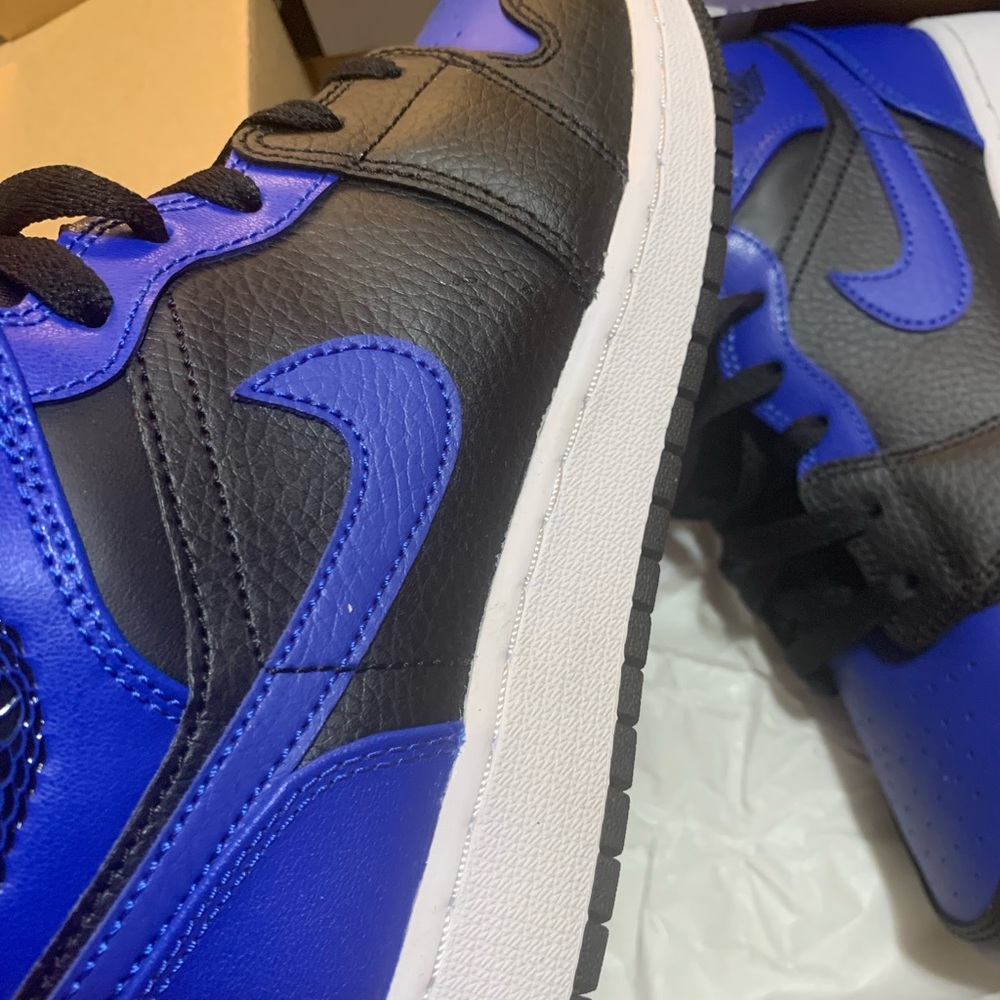 Jordan 1 mids hyper royal size 6 youth